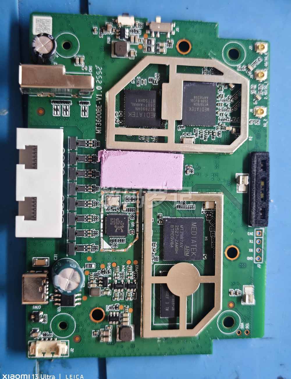 GL.iNet Beryl 7 GL-MT3600BE 拆机与 2GB 内存升级：从原生系统、散热用料到启动日志